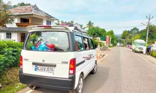 വിദ്യാർഥികളുമായി അനധികൃത സർവിസ്​; വാഹനം പിടികൂടി