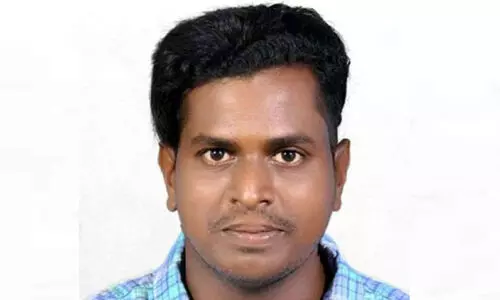 രണ്ട് യുവാക്കളെ കാറിടിച്ചു; ഒരാളെ ആശുപത്രിയിൽ കൊണ്ടുപോയി, റോഡരികിൽ കിടന്ന യുവാവ് മരിച്ചു