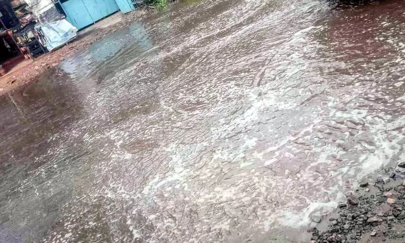 മുനിസിപ്പൽ-ടെമ്പിൾ റോഡ് കുണ്ടും കുഴിയുമായി; യാത്രക്കാർ ദുരിതത്തിൽ