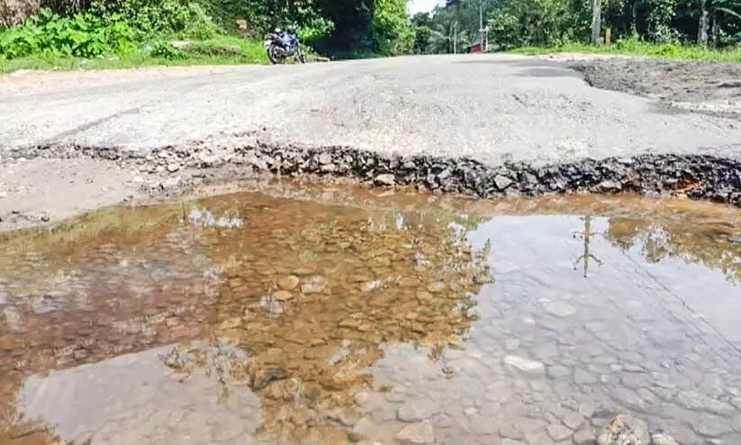 കള്ളിപ്പാറക്ക് സമീപം റോഡ് തകർന്നു കള്ളിപ്പാറക്ക് സമീപം റോഡ് തകർന്നു