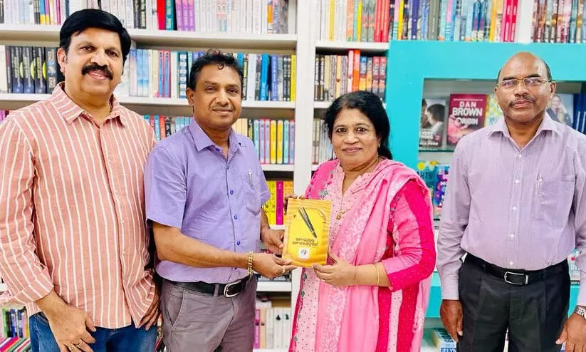 ‘മണമുള്ള മണലെഴുത്ത്’ കെ.പി. സുധീരക്ക് സമ്മാനിച്ചു ‘മണമുള്ള മണലെഴുത്ത്’ കെ.പി. സുധീരക്ക് സമ്മാനിച്ചു