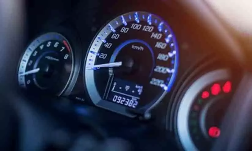 കാറിന്റെ മൈലേജ് കൂട്ടണോ? ഈ സൂത്രങ്ങൾ പരീക്ഷിച്ചു നോക്കൂ... കാറിന്റെ മൈലേജ് കൂട്ടണോ? ഈ സൂത്രങ്ങൾ പരീക്ഷിച്ചു നോക്കൂ...