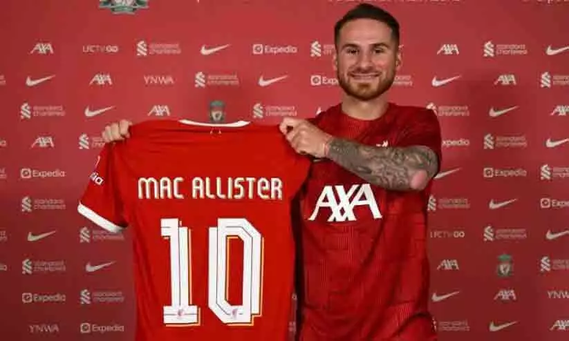 അ​ർ​ജ​ന്റീ​ന​യു​ടെ മി​ഡ്ഫീ​ൽ​ഡ​ർ മാ​ക് അ​ലി​സ്റ്റ​ർ ലി​വ​ർ​പൂ​ളി​ൽ