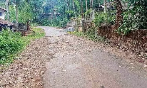 കാവുമ്പുറം-മനക്കൽപ്പടി-കാടാമ്പുഴ റോഡിന്റെ ശോച്യാവസ്ഥ നാട്ടുകാർ പ്രക്ഷോഭത്തിന്