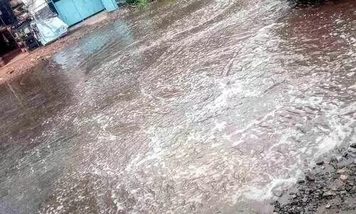 മുനിസിപ്പൽ-ടെമ്പിൾ റോഡ് കുണ്ടും കുഴിയുമായി; യാത്രക്കാർ ദുരിതത്തിൽ