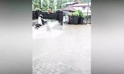 മഴ തുടങ്ങി; റോഡിൽ വെള്ളക്കെട്ടും മഴ തുടങ്ങി; റോഡിൽ വെള്ളക്കെട്ടും