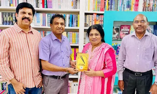 ‘മ​ണ​മു​ള്ള മ​ണ​ലെ​ഴു​ത്ത്’ കെ.​പി. സു​ധീ​ര​ക്ക് സ​മ്മാ​നി​ച്ചു