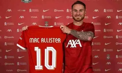 അ​ർ​ജ​ന്റീ​ന​യു​ടെ മി​ഡ്ഫീ​ൽ​ഡ​ർ മാ​ക് അ​ലി​സ്റ്റ​ർ ലി​വ​ർ​പൂ​ളി​ൽ