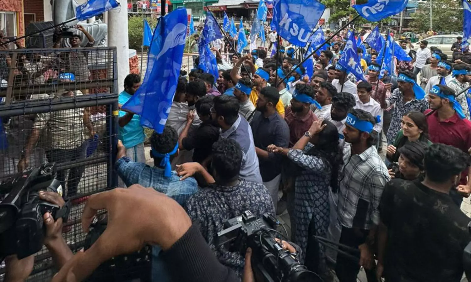 കെ.വിദ്യയുടെ അഡ്മിഷനിലെ ക്രമക്കേട്  അന്വേഷിക്കണമെന്നാവശ്യപ്പെട്ട് കെ.എസ്.യു മാർച്ച് നടത്തി