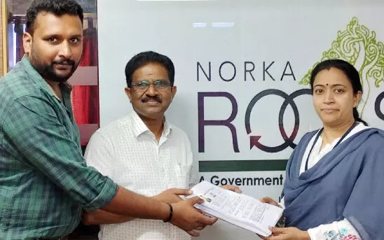 നോ​ർ​ക്ക അ​പേ​ക്ഷ​ക​ൾ കൈ​മാ​റി