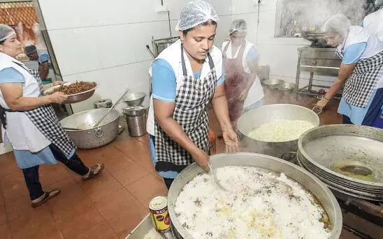 ‘സ്​​നേ​ഹം വി​ള​മ്പി’​കു​ടും​ബ​ശ്രീ