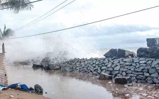 പാലപ്പെട്ടി അമ്പലം ബീച്ചിൽ കടലാക്രമണം