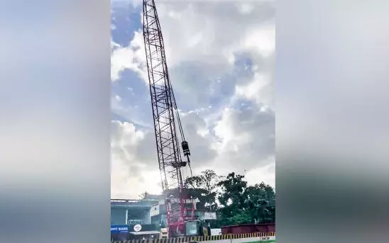 ക്രെയിനിന്റെ റോപ്പ് പൊട്ടി; അപകടം ഒഴിവായത് തലനാരിഴക്ക് ക്രെയിനിന്റെ റോപ്പ് പൊട്ടി; അപകടം ഒഴിവായത് തലനാരിഴക്ക്