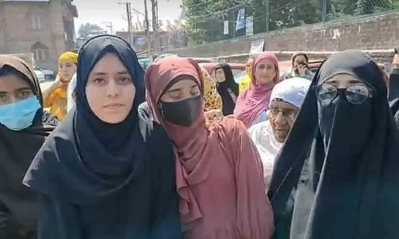 Students denied entry in to srinagar school over hijab