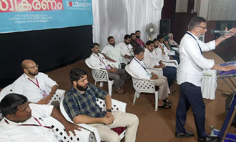 മലബാർ വിവേചനം വംശീയ മുൻവിധി -പി. മുജീബ്റഹ്മാൻ മലബാർ വിവേചനം വംശീയ മുൻവിധി -പി. മുജീബ്റഹ്മാൻ