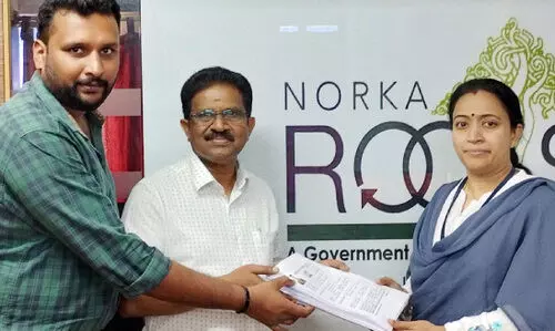 നോ​ർ​ക്ക അ​പേ​ക്ഷ​ക​ൾ കൈ​മാ​റി