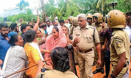 ചെങ്ങരയിൽ അജൈവമാലിന്യം ഇറക്കുന്നത് തടയാൻ ശ്രമം; 23 പേർ അറസ്റ്റിൽ