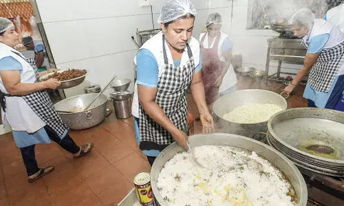 ‘സ്നേഹം വിളമ്പി’കുടുംബശ്രീ ‘സ്നേഹം വിളമ്പി’കുടുംബശ്രീ