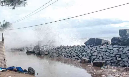 പാലപ്പെട്ടി അമ്പലം ബീച്ചിൽ കടലാക്രമണം പാലപ്പെട്ടി അമ്പലം ബീച്ചിൽ കടലാക്രമണം