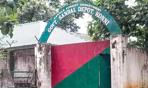 അ​രു​വാ​പ്പു​ല​ത്തെ ച​ന്ദ​ന വി​ൽ​പ​ന​ശാ​ല പ്ര​വ​ർ​ത്ത​നം വൈ​കു​ന്നു