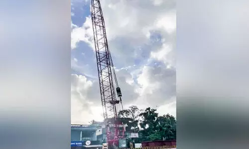 ക്രെയിനിന്‍റെ റോപ്പ് പൊട്ടി; അപകടം ഒഴിവായത് തലനാരിഴക്ക്