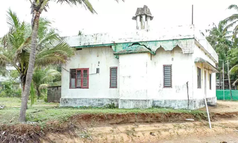 ക​ട​ൽ ക​വ​രാ​നൊ​രു​ങ്ങി പാ​ല​പ്പെ​ട്ടി കാ​പ്പി​രി​ക്കാ​ട്ടെ ര​ണ്ട് പ​ള്ളി​ക​ൾ