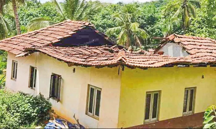 കാ​ല​വ​ർ​ഷ​മെ​ത്തി; കെ​ടു​തി​ക​ളും