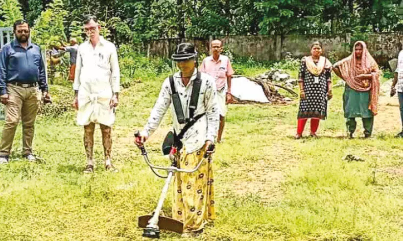 കാ​ട് വെ​ട്ട​ണോ, കാ​ർ​ഷി​ക ക​ർ​മ സേ​നയിലെ വ​നി​ത​ക​ൾ റെ​ഡി