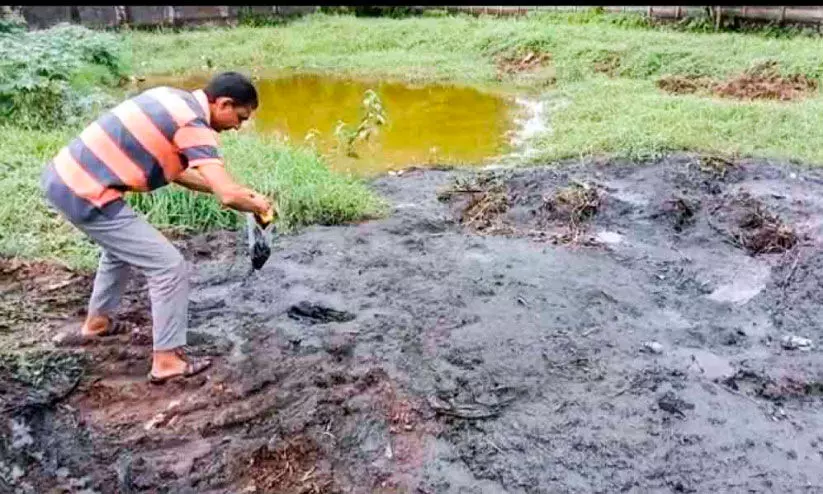 രാസമാലിന്യം നിറഞ്ഞ കുഴിക്കണ്ടം തോട് അശാസ്ത്രീയമായി ശുചീകരിക്കുന്നതായി   ആരോപിച്ച് പ്രവൃത്തി തടഞ്ഞു