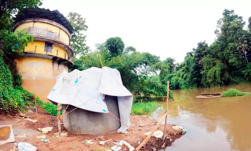 അമൃതം പദ്ധതി കല്ലറക്കടവില് കലക്ഷന് ചേംബർ നിര്മാണം മുടങ്ങി അമൃതം പദ്ധതി കല്ലറക്കടവില് കലക്ഷന് ചേംബർ നിര്മാണം മുടങ്ങി