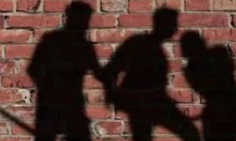 ഗുജറാത്തിൽ ഹോട്ടലുടമയും ജീവനക്കാരും ചേർന്ന് മർദിച്ച ദലിത് യുവാവ് മരിച്ചു ഗുജറാത്തിൽ ഹോട്ടലുടമയും ജീവനക്കാരും ചേർന്ന് മർദിച്ച ദലിത് യുവാവ് മരിച്ചു