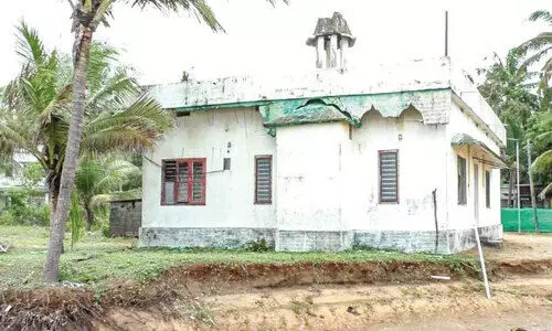 ക​ട​ൽ ക​വ​രാ​നൊ​രു​ങ്ങി പാ​ല​പ്പെ​ട്ടി കാ​പ്പി​രി​ക്കാ​ട്ടെ ര​ണ്ട് പ​ള്ളി​ക​ൾ