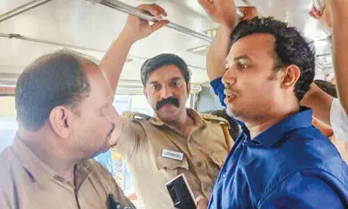 വി​ദ്യാ​ർ​ഥി​ക​ളി​ൽ​നി​ന്ന് അ​മി​ത നി​ര​ക്ക്; പ​രി​ശോ​ധ​ന​യു​മാ​യി മോ​ട്ടോ​ർ വാ​ഹ​ന വ​കു​പ്പ്