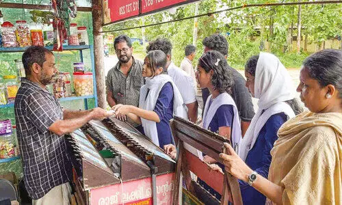 ലോ​ട്ട​റി ത​ട്ടി​പ്പ്: രാ​മ​കൃ​ഷ്ണ​ന് ന​ഷ്ട​പ്പെ​ട്ട തു​ക ന​ൽ​കി സ്കൂ​ൾ വി​ദ്യാ​ർ​ഥി​ക​ളു​ടെ മാ​തൃ​ക