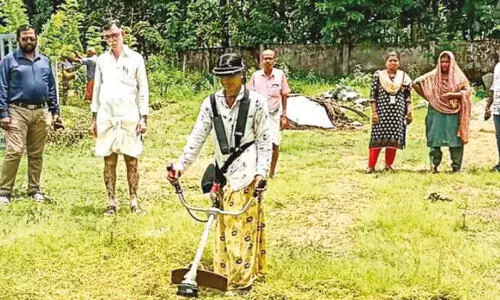 കാ​ട് വെ​ട്ട​ണോ, കാ​ർ​ഷി​ക ക​ർ​മ സേ​നയിലെ വ​നി​ത​ക​ൾ റെ​ഡി