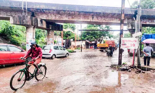 അരൂരിൽ പ്രധാന റോഡുകൾ വെള്ളത്തിൽ