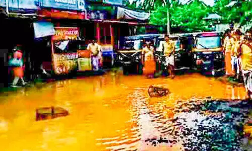 റോഡ് തോടായി; പ്രതിഷേധിച്ച്​ ഓട്ടോറിക്ഷ തൊഴിലാളികൾ