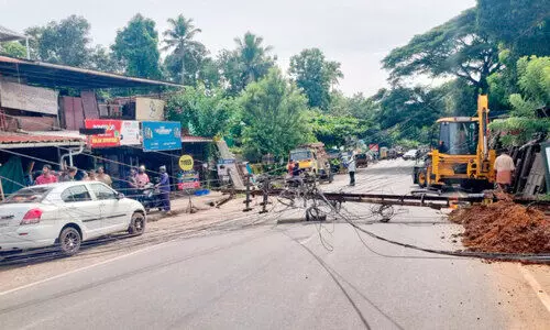 റോഡിനു കുറുകെ വൈദ്യുതി പോസ്റ്റും ലൈനും നിലംപതിച്ചു; വന്‍ ദുരന്തം ഒഴിവായി