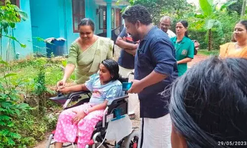 നാലു ചുമരുകള്‍ക്കുള്ളില്‍ നിന്നും പുറത്തേക്കിറങ്ങാം; ശ്രീനന്ദക്ക് ഇനി ഇലക്​ട്രിക് വീല്‍ചെയര്‍ സ്വന്തം