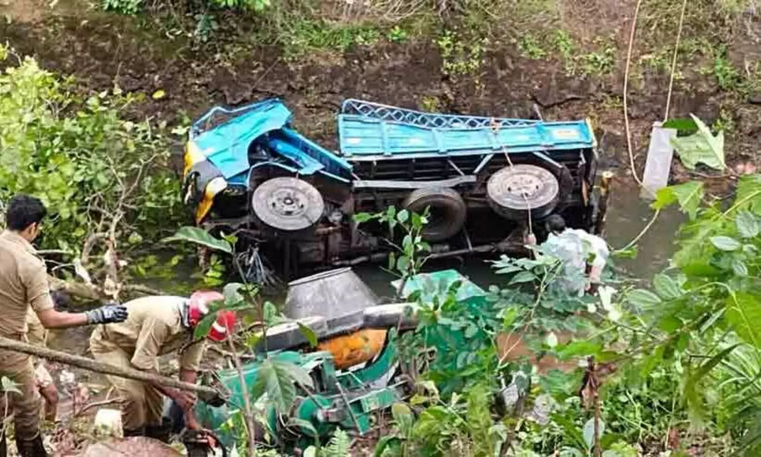 Two dead after pick up falls into canal