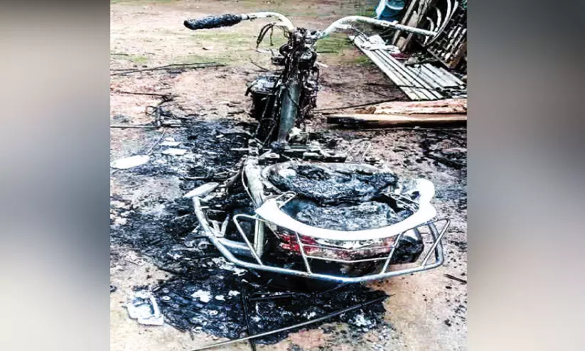 വീട്ടുമുറ്റത്തെ സ്കൂട്ടർ കത്തിനശിച്ചു വീട്ടുമുറ്റത്തെ സ്കൂട്ടർ കത്തിനശിച്ചു