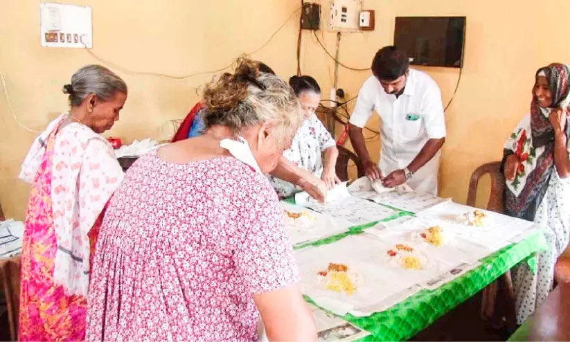 വിശന്നിരിക്കരുതേ... സ്നേഹവീടിന്റെ അമ്മ ഭക്ഷണം കാത്തിരിക്കുന്നു വിശന്നിരിക്കരുതേ... സ്നേഹവീടിന്റെ അമ്മ ഭക്ഷണം കാത്തിരിക്കുന്നു