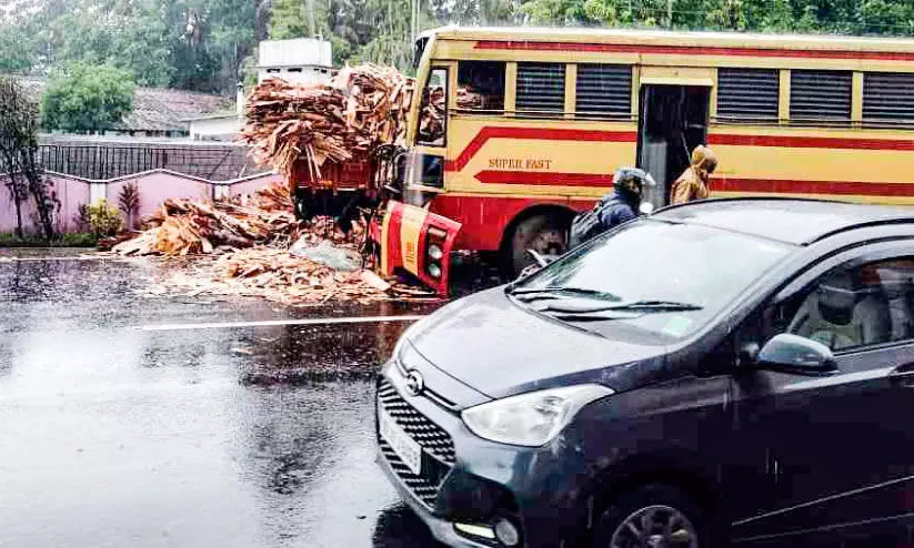 സൂപ്പര്‍ഫാസ്റ്റ് ബസും മിനിലോറിയും കൂട്ടിയിടിച്ച് ഒമ്പതുപേര്‍ക്ക് പരിക്ക്