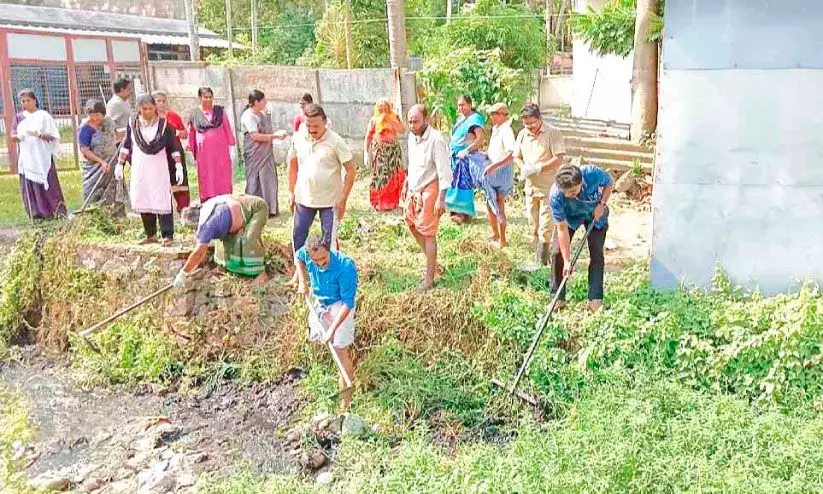 മഴയെത്തുന്നു നാട് ശുചിയായോ? മഴയെത്തുന്നു നാട് ശുചിയായോ?