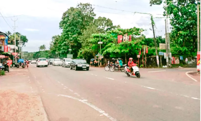 എം.സി റോഡില് മന്ദിരം കവലയില് ട്രാഫിക് സിഗ്നല് വേണമെന്ന് ആവശ്യം എം.സി റോഡില് മന്ദിരം കവലയില് ട്രാഫിക് സിഗ്നല് വേണമെന്ന് ആവശ്യം