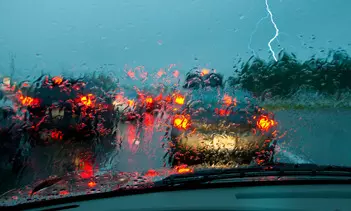 മഴക്കാലമാണ്, വാഹനം ഓടിക്കുമ്പോൾ ഇക്കാര്യങ്ങൾ ഒന്നു ശ്രദ്ധിക്കണേ...