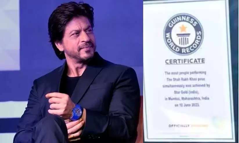 Shah Rukh Khan signature pose at Mannat, his fans create unique Guinness World Record Shah Rukh Khan signature pose at Mannat, his fans create unique Guinness World Record