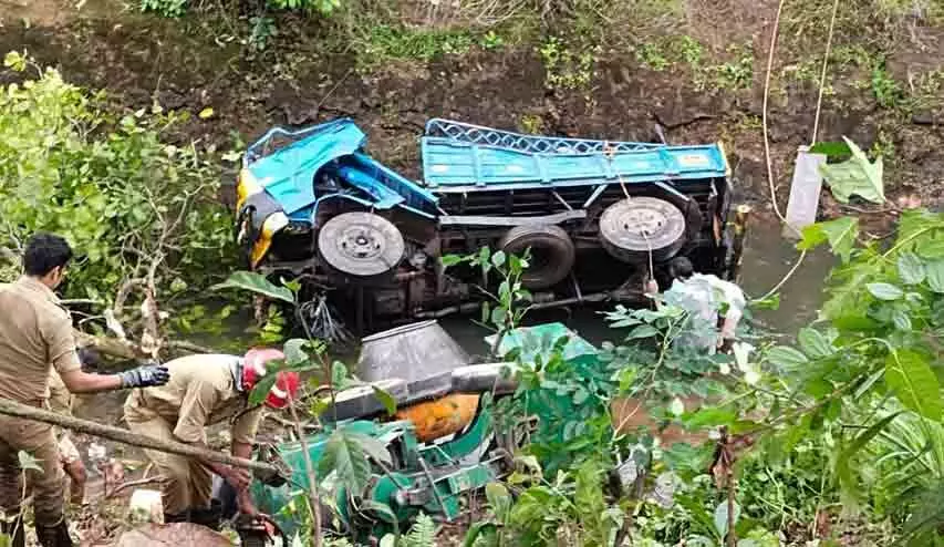 Two dead after pick up falls into canal Two dead after pick up falls into canal