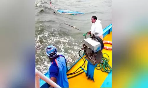 മ​ത്സ്യ​ബ​ന്ധ​ന​ത്തി​നി​ടെ യ​ന്ത്ര​ത്ത​ക​രാ​ർ താ​നൂ​രി​ൽ ക​ട​ലി​ൽ കു​ടു​ങ്ങി​യ 45 പേ​രെ ര​ക്ഷി​ച്ചു