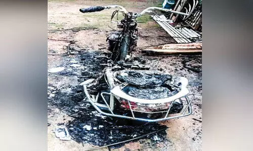 വീട്ടുമുറ്റത്തെ സ്കൂട്ടർ കത്തിനശിച്ചു വീട്ടുമുറ്റത്തെ സ്കൂട്ടർ കത്തിനശിച്ചു